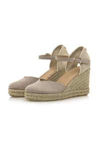 Zapatos de cuña beige con tiras en el tobillo, que cuentan con una puntera de ante, parte superior de tela trenzada y una suela intermedia envuelta en yute.