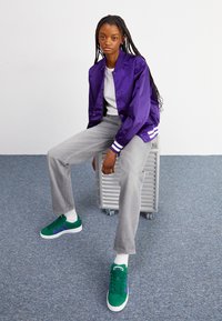 adidas Originals CAMPUS 00S - Obuća za skateboard - collegiate green/cloud white/energy ink