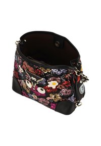 Ezüst flitterekkel díszített, fekete bőr alapú oldaltáska. Belső nézet színes flittereket és játékos fém kiegészítőket mutat.