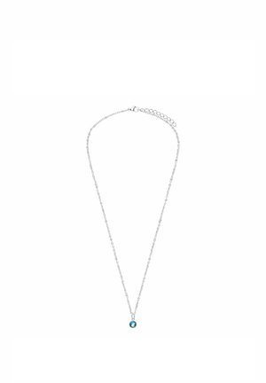 Fijne zilveren ketting met kleine hanger van blauwe edelsteen en verstelbare sluiting met kreeftenklauw op witte achtergrond.