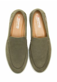 Olijfgroene instapschoenen van suede, met een gladde textuur, ronde neus en contrasterende witte rubberen zool, gemarkeerd maat 42.