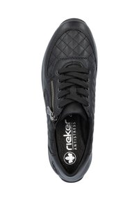 Zapatilla negra con textura acolchada, diseño de cordones y detalle de cremallera lateral. Cuenta con plantilla acolchada marcada "rieker ANTISTRESS."