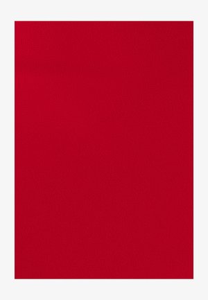 Textielstof in fel rood, gladde textuur, geen patronen of accenten zichtbaar, uniforme kleur over het gehele oppervlak.