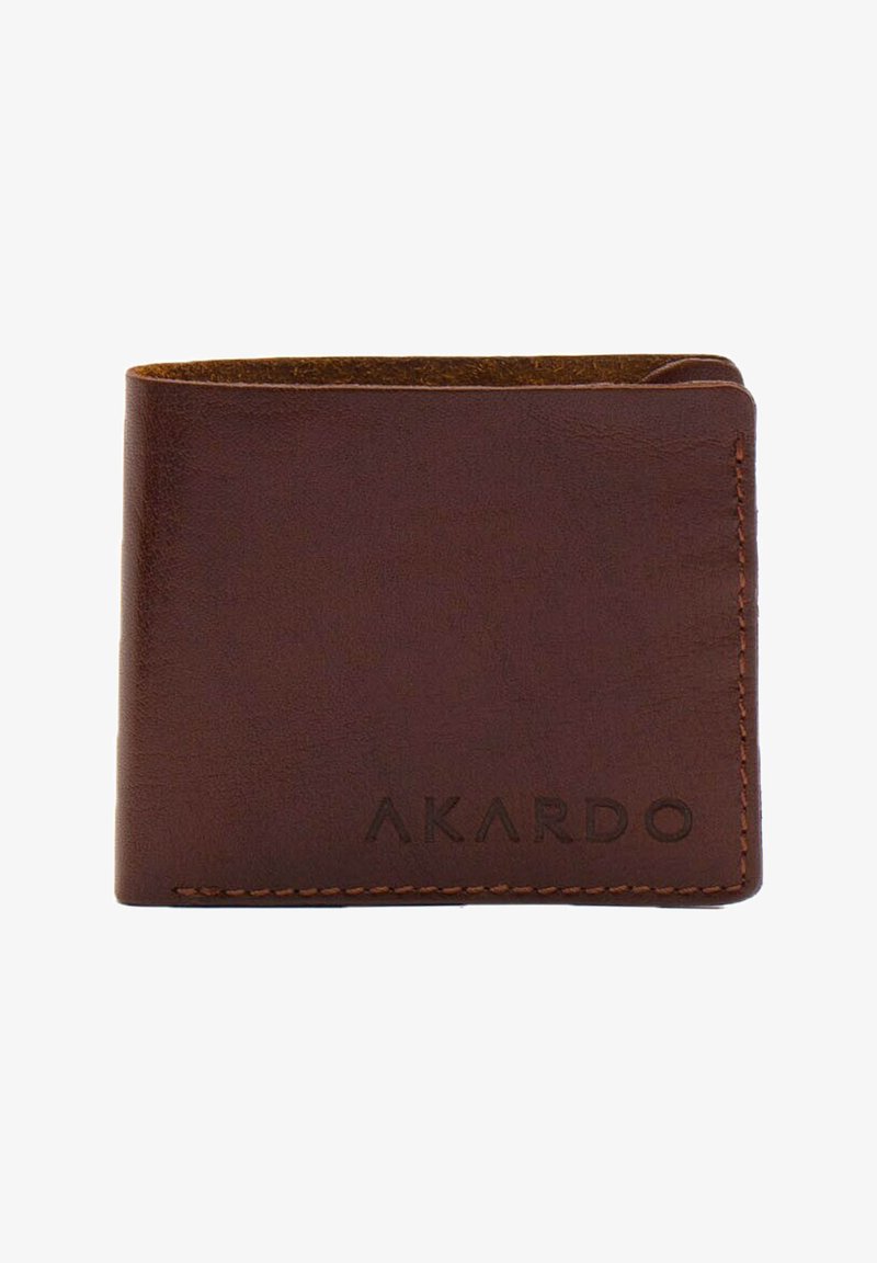 Bruine leren portefeuille met een textuur oppervlak, voorzien van de geperste merknaam "AKARDO" en subtiele stikdetails. Compact en rechthoekig ontwerp.