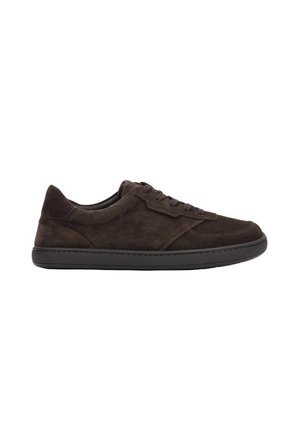 Dunkelbrauner Veloursleder-Sneaker mit niedrigem Schaft, Schnürsenkeln und schwarzer Gummisohle, von der Seite auf weißem Hintergrund gezeigt.
