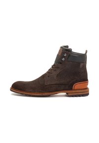 Botas de ante marrón hasta el tobillo con un acabado texturizado, que presentan un cuello de cuero oscuro, un diseño de cordones y un detalle en tono marrón claro en el tacón.