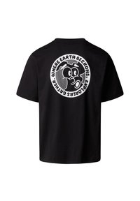 Camiseta de algodón negra con un gran diseño gráfico blanco en la parte posterior, que representa una cara rodeada por un patrón circular de texto.