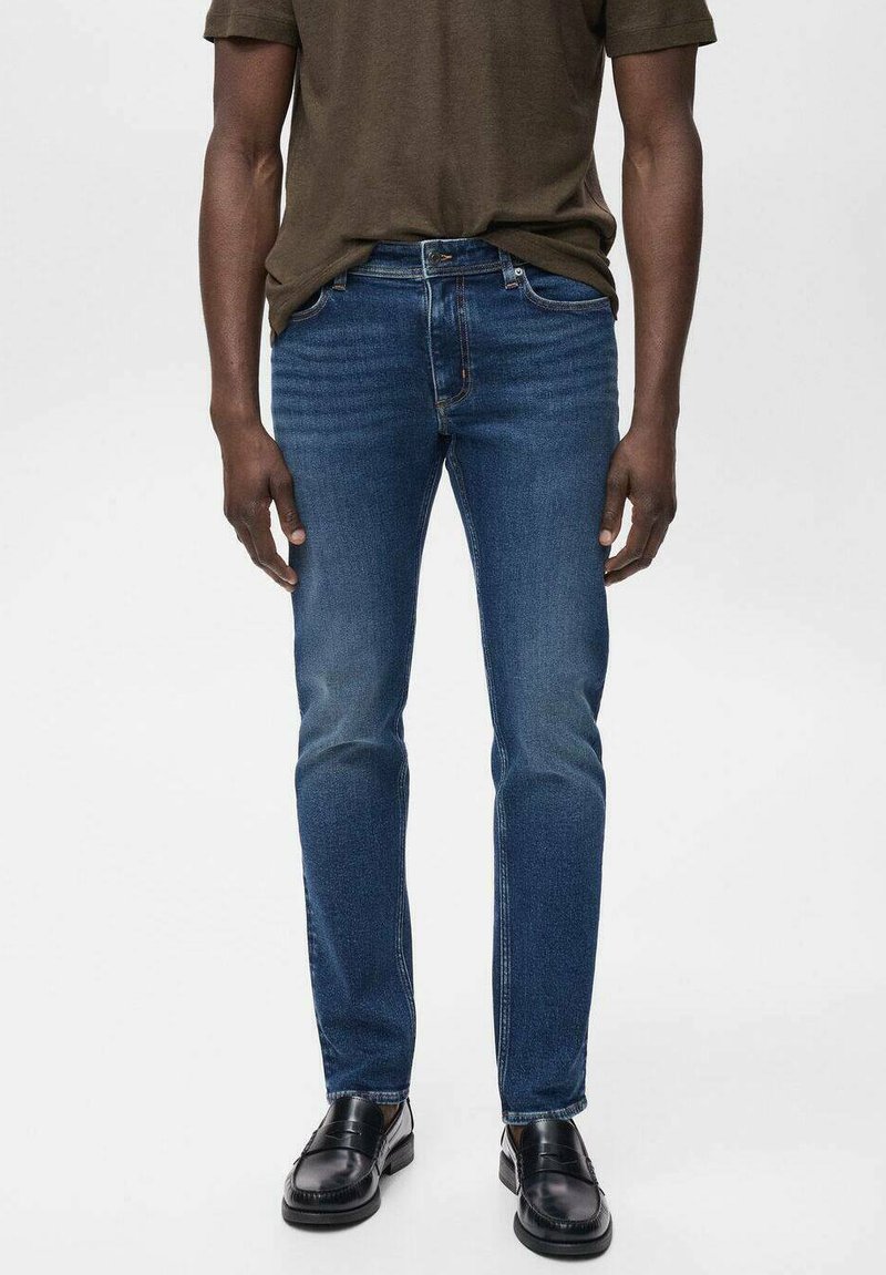 Jeans albaștri ajustați din material denim cu o ușoară elasticitate, având un design cu cinci buzunare, cusături contrastante și talie medie.