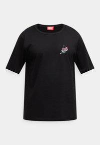 Tricou negru din bumbac cu mâneci scurte, decolteu rotund și un grafic cu cireșe și textul „Diesel” pe partea din față.
