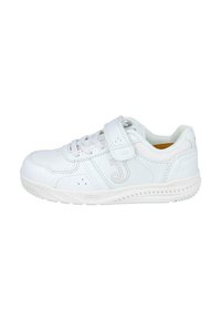 Zapatilla deportiva blanca hecha de material sintético, con una suela robusta, cinta de velcro, diseño perforado y acento de logo en el lado.