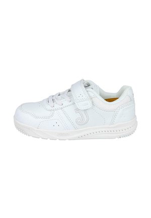 Zapatilla deportiva blanca hecha de material sintético, con una suela robusta, cinta de velcro, diseño perforado y acento de logo en el lado.