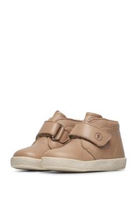Scarpe di pelle couleur tan con finitura testurizzata, design mid-top, fascia in velcro e suola in gomma di colore chiaro. Presentano punta rotonda e branding minimale.