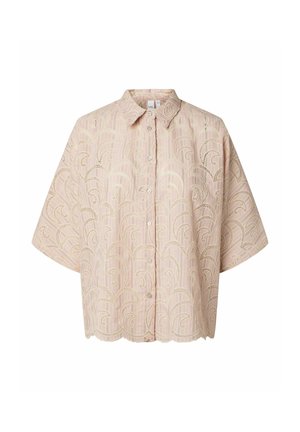 Svijetloružičasta bluza kratkih rukava na kopčanje s čipkastim slojem koji ima valovite, lukovite uzorke i klasični ovratnik.