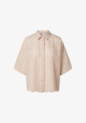 Svijetloružičasta bluza kratkih rukava na kopčanje s čipkastim slojem koji ima valovite, lukovite uzorke i klasični ovratnik.