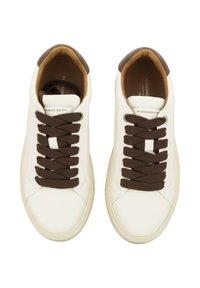 Sneakers bianchi in pelle con lacci marroni, punta rotonda e texture liscia. Fodera interna di colore beige. Nome del marchio stampato sulla linguetta.