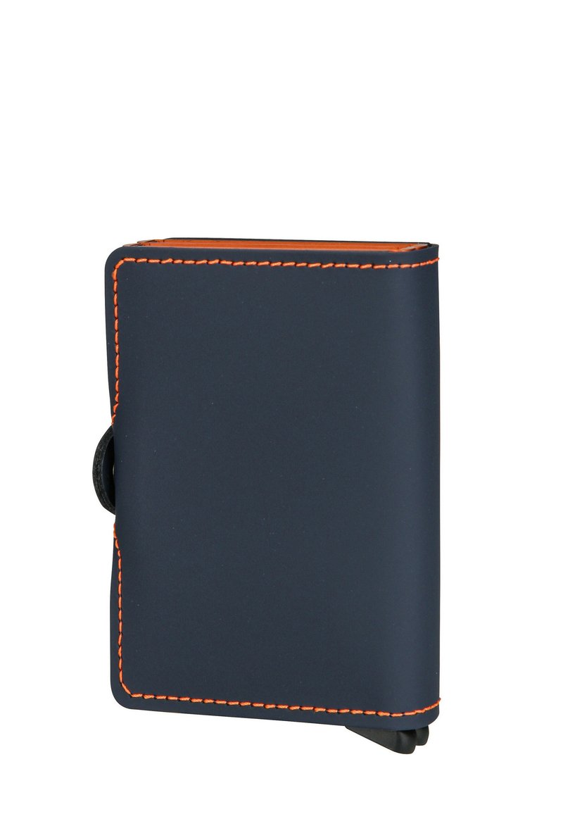 Portafoglio compatto blu navy con cuciture arancioni vivaci e chiusura con linguetta nera, mostrato chiuso su uno sfondo bianco.