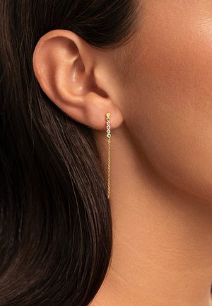 Gouden hangoorbellen met een lijn van gekleurde edelstenen in een verticale opstelling, met een delicate ketting die naar beneden hangt.