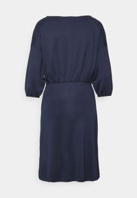 Vestido azul-marinho com decote arredondado, cintura elástica e mangas 3/4. Tecido suave com um brilho subtil.