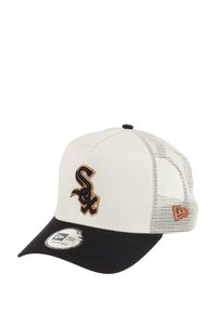 Baseballmütze mit weißer Vorderseite, schwarzem Schirm, Netzseiten und einem gestickten schwarzen und braunen Logo. Verstellbarer Riemen hinten.