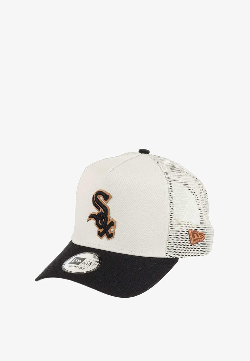 Baseballmütze mit weißer Vorderseite, schwarzem Schirm, Netzseiten und einem gestickten schwarzen und braunen Logo. Verstellbarer Riemen hinten.