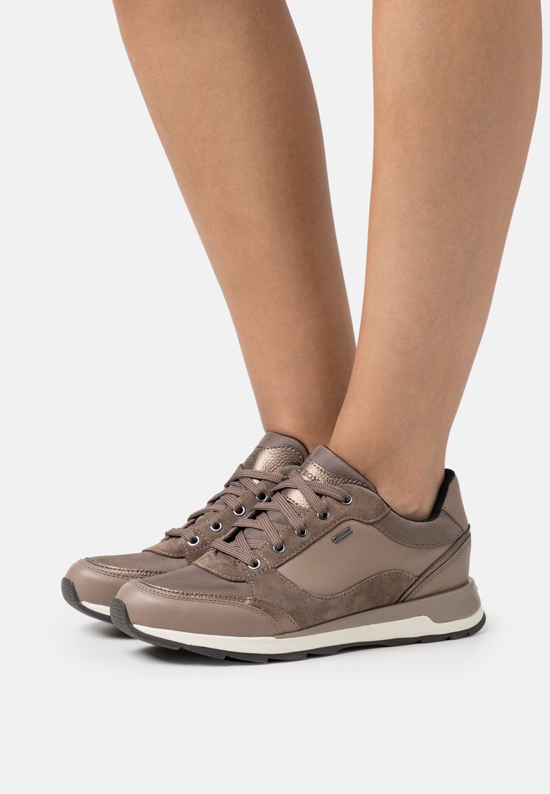 Geox - NEW ANEKO - Sneaker low - dark taupe, Vergrößern