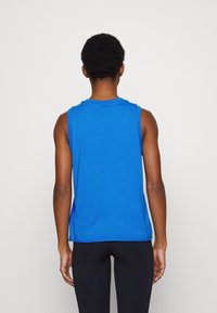 Camiseta sin mangas azul hecha de una tela suave, con un escote redondo y dobladillo recto, vista desde la parte de atrás.