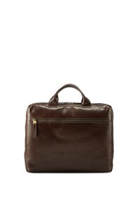 Bolsa de cuero marrón para portátil con doble asa, un bolsillo delantero con cremallera y una textura suave. Presenta un sutil logotipo en el costado.