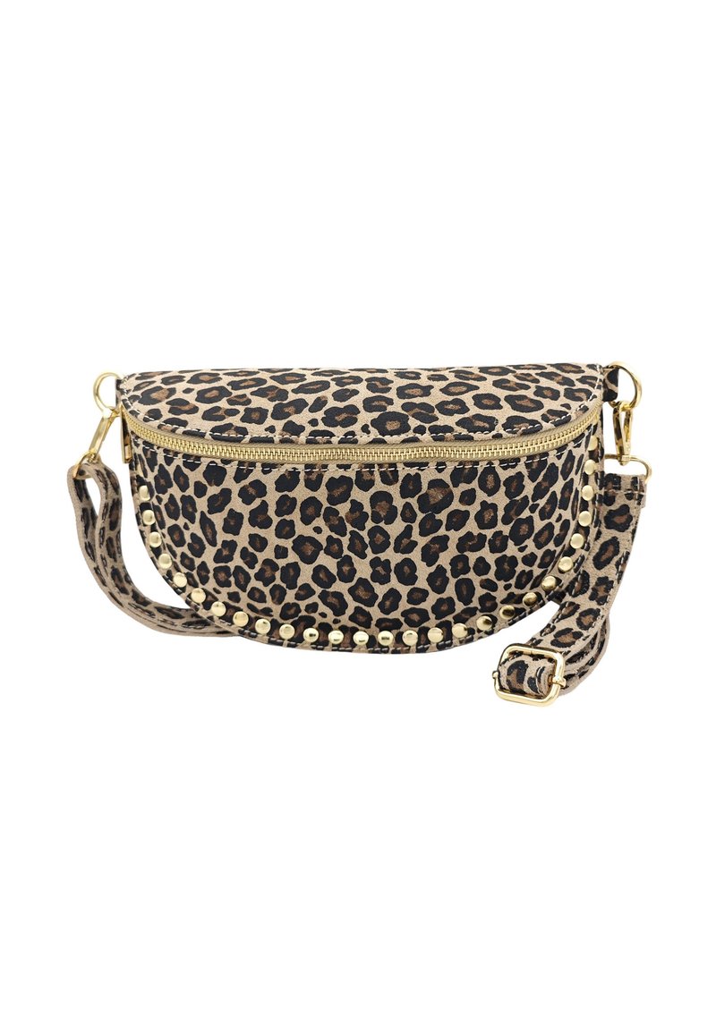 Sacoche en toile à imprimé léopard avec quincaillerie dorée, fermeture éclair et accents cloutés. Forme demi-lune, bandoulière réglable.