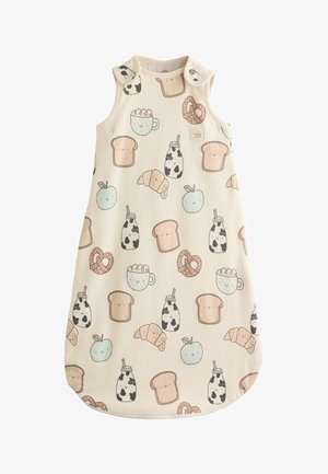 Beige Baby-Schlafsack mit lächelndem Toast, Milchflaschen, Croissants, Äpfeln, Brezeln und Tassen in sanften Pastellfarben.