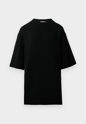 Černé žebrované pletené šaty s krátkým rukávem a kulatým výstřihem, volnější střih na jednoduchém bílém pozadí.