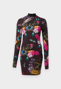 Langarm jurk van zwarte stof met kleurrijke bloemen- en vlinderprints, met een ritssluiting en asymmetrisch ontwerpelement.