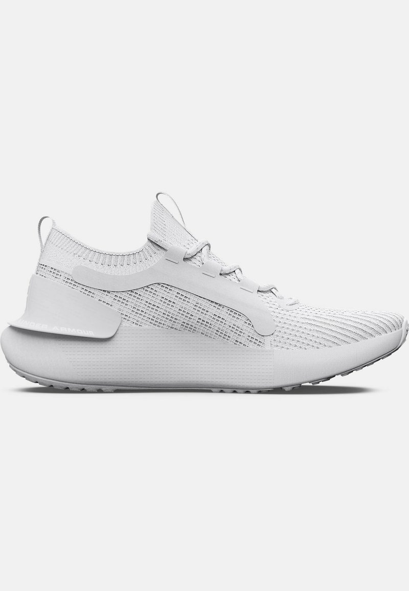 Zapatilla deportiva blanca con parte superior de tejido de punto, panel lateral texturizado, cuello elástico y suela acolchada con un diseño minimalista.