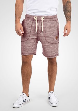 Shorts bordeaux en mélange en tissu doux, dotés d'une taille élastique, d'une fermeture à cordon, de deux poches latérales et d'une étiquette logo en cuir.