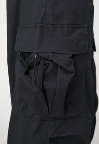 Jack & Jones JPSTPARACHUTE JJZAYN UNISEX - Cargobyxor - black