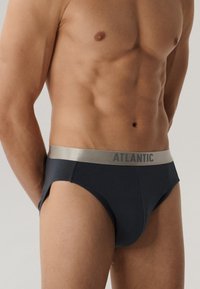Granatowe bawełniane slipy z jasnoszarym pasem w talii z logo "ATLANTIC". Gładka tekstura i dopasowany krój.