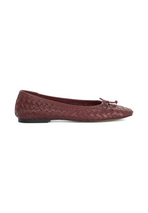 Ballerine en cuir tissé bordeaux avec un petit nœud sur l'embout arrondi et une semelle plate noire.