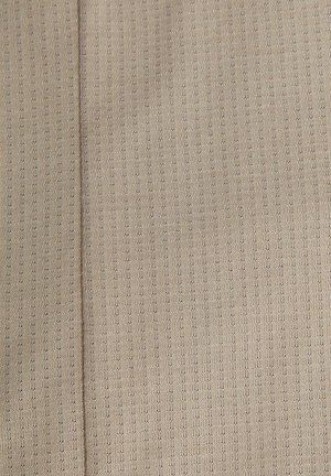 Tissu beige avec un motif rayé vertical subtil formé de petits trous uniformément espacés et une couture visible qui court verticalement.