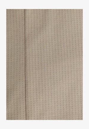 Beiger Stoff mit einem subtilen vertikalen Streifenmuster, das aus kleinen gleichmäßig verteilten Löchern und einer sichtbar vertikalen Naht besteht.