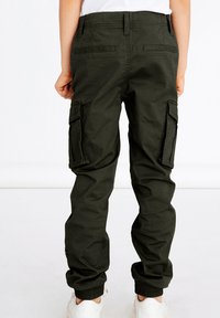 Cargo-Hosen in Dunkelgrün aus Baumwolle, mit Seitentaschen und elastischen Bündchen. Das Design zeichnet sich durch eine glatte Textur und eine lockere Passform aus.