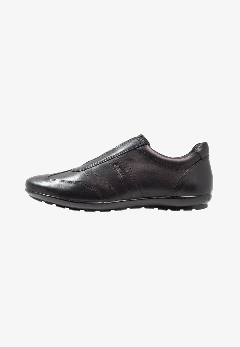 Chaussure décontractée homme noire en cuir à enfiler, avec semelle en caoutchouc profilée basse et coutures discrètes sur les côtés.