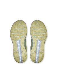 Semelles de chaussures de sport, avec une semelle extérieure en caoutchouc texturé de couleur jaune clair, présentant un motif géométrique et des accents réfléchissants sur les côtés.