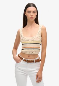 Gehaakte crop top in crème met multicolore horizontale strepen. Heeft een vierkante halslijn en brede schouderbanden, en toont een gestructureerd ontwerp.