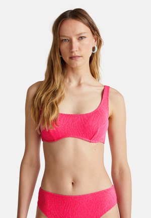 Bikini rosa con motivo a onda testurizzata, scollatura quadrata e spalline larghe. Presenta un design senza cuciture e accenti hardware minimi.