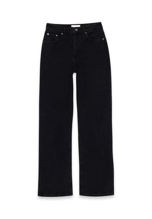 Mustat farkut suoralla lahkeella. Ominaisuuksiin kuuluvat sileä materiaali, viisi taskua ja metalliset yksityiskohdat.