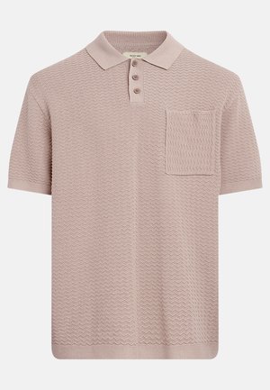 Ροζ κοντομάνικο πλεκτό πόλο με υφασμένο ζιγκ ζαγκ μοτίβο, τρία κουμπιά στην πατιλέτα και τσέπη στο μπροστινό μέρος στο στήθος.