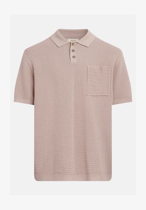 Polo en maille rose clair à manches courtes avec un motif en zigzag texturé, trois boutons sur la patte de boutonnage et une poche poitrine avant.