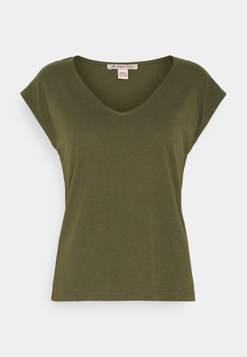 T-shirt vert olive à manches courtes avec col en V et coupe décontractée, portant l'étiquette "Anna Field" à l'intérieur du col.