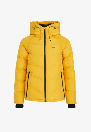 Keltainen puffatakkia, jossa on irrotettava huppu, edessä vetoketju ja kaksi sivutaskua, mustilla yksityiskohdilla ja joustavilla hihoilla tiiviin istuvuuden takaamiseksi.