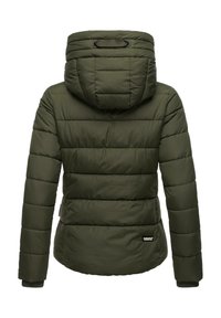 Olijfgroene pufferjack met een capuchon, met een gequiltde textuur, elastische manchetten en een klein logo-opdruk op de linkeronderrug.
