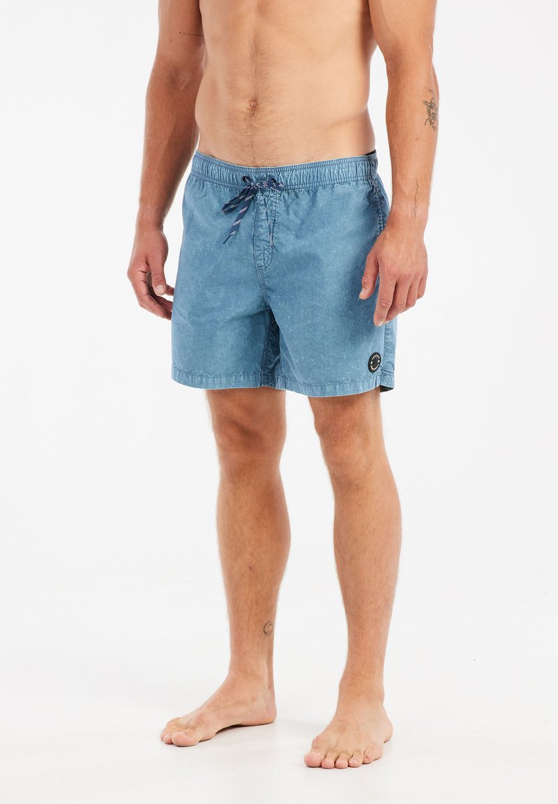 Shorts de bain pour hommes en tissu bleu clair, avec une taille élastique et un cordon de serrage, des poches latérales et un accent logo circulaire sur l'ourlet.